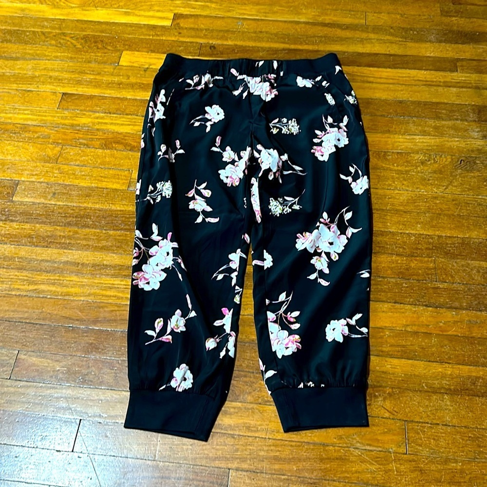 New York & Co Soho Pull On Floral Crops, Sz Medium
